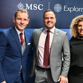 El alcalde de Arrecife, Yonathan de León, y la concejala de Turismo, Eli Merino, con el director general de MSC Cruceros para España, Fernando Pacheco en Fitur.