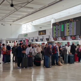 Turistas británicos en el aeropuerto de Lanzarote. Imagen: David Merino.