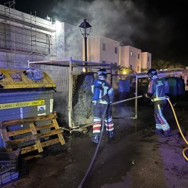 Incendio de contenedores en Costa Teguise 