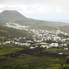 El pueblo de Haría vestido de verde tras las lluvias. Foto: Andrea Domínguez.