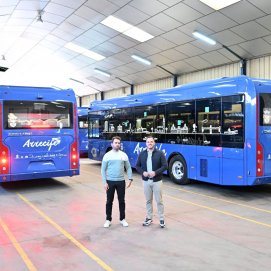 El alcalde Yonathan de León, y el concejal Mario González Altube, la pasada semana en las instalaciones en la Península de la empresa adjudicataria de estas 4 guaguas  1