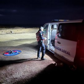 Policía Local de Yaiza volando un dron. Foto: Cedida.