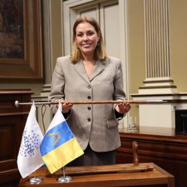 Astrid Pérez revalida su liderazgo en la CALRE desde Canarias