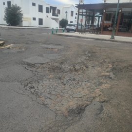 Socavones en una de las calles de Costa Teguise