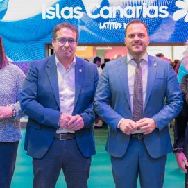Los alcaldes de Arrecife, Yonathan de León, y de Puerto del Rosario, David de Vera, junto a las concejalas de Turismo de ambas ciudades en Fitur. Cruceros.