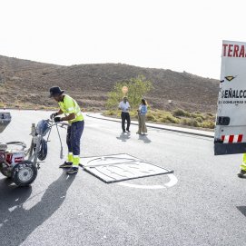 Trabajadores municipales asfaltando en Costa Teguise