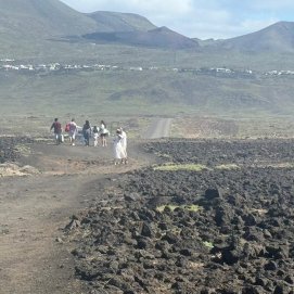 Turistas en los accesos a Los Charcones. Foto: Policía Local de Yaiza