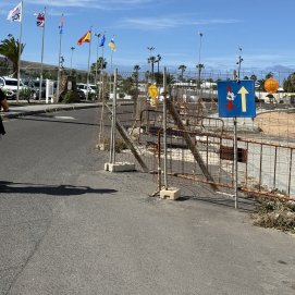Vallas que obstaculizan el paso de vehículos en Playa Blanca