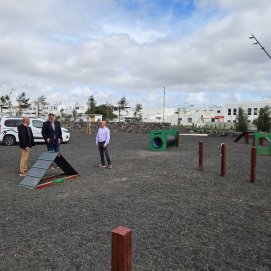 Área canina en el parque urbano