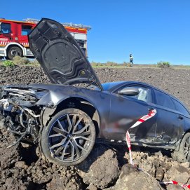 Un coche se sale de la vía cerca de Yaiza 