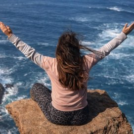 Una mujer de espaldas sobre una piedra en un espacio natural de Lanzarote. Foto: Instagram.