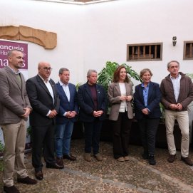 Representantes de los cinco municipios y la consejera de Turismo firman el convenio en Fuerteventura. Financiación.
