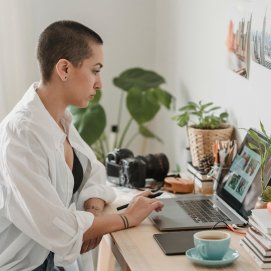 Una autónoma trabajando