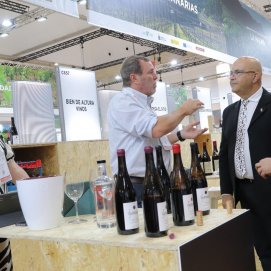 Narvay Quintero visita la feria junto al director del ICCA, Luis Arráez.