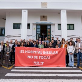 Los cargos públicos del PSOE se concentran frente al Hospital Insular para exigir su permanencia