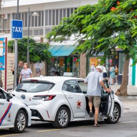 Taxis de Arrecife estacionados en una parada municipal en la Zona Comercial Abierta en la capital de Lanzarote