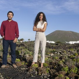 David Shaikh y Carla Rodríguez con el volcán Tamia a sus espaldas. Foto: Juan Mateos.