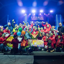 Noveleros recogiendo el primer premio del Concurso de Murgas Infantiles.