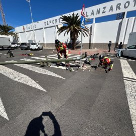 Un camión choca contra una farola y la derriba en Arrecife