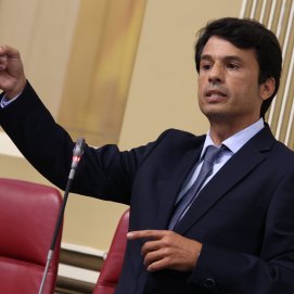 Marcos Bergaz (PSOE) este martes en el pleno del Parlamento.