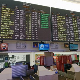 Información de vuelos en el aeropuerto de Lanzarote. Foto: David Merino. 