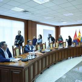 Consejeros del PSOE abandonando el pleno este jueves
