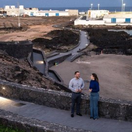 El alcalde de Arrecife, Yonathan de León, y la concejala de Playas, Davinia Déniz, en el paseo peatonal de la playa de La Arena