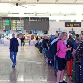Pasajeros en el aeropuerto de Lanzarote en enero de 2026. Foto: David Merino.