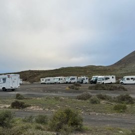 Varias autocaravanas en la Rofera de Teseguite. Foto: Andrea Domínguez