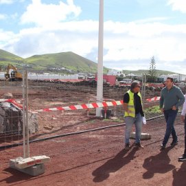 Óscar Noda visita a obras que realiza el Ayuntamiento en entorno del terreo de Uga