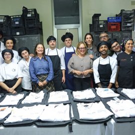 Foto de familia con la entrega de las chaquetillas a los estudiantes.