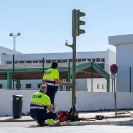 Operarios de la empresa adjudicataria realizan la reprogramación en los semáforos