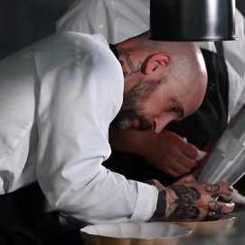 Mikel González Asiaín trabajando en una elaboración. Restaurante.