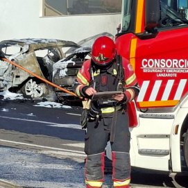 Dos coches calcinados y tercero afectado en un incendio en Puerto del Carmen