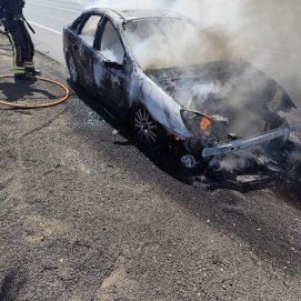 Arde un coche en marcha en San Bartolomé