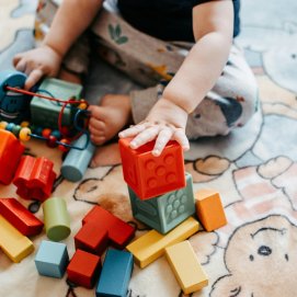 Niño pequeño jugando. Conciliación.