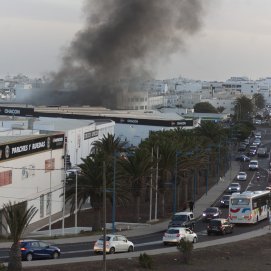 Incendio de la nave de Lanzarote Bus (Fotos: Juan Mateos)