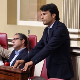 Marcos Bergaz (PSOE) durante su intervencioìn en pleno del Parlamento canario 