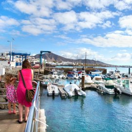 Turistas en el Puerto de Playa Blanca