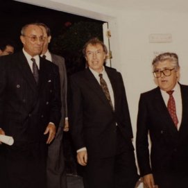 César Manrique junto al ministro de Cultura Jordi Solé Tura (c) y al delegado del Gobierno, Agustín Torres (d). Foto: La Voz de Lanzarote.