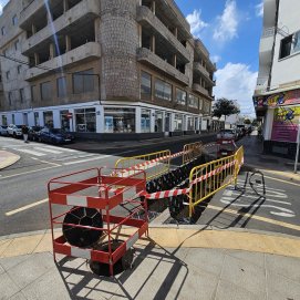Los grandes imbornales de la calle Portugal están ya abiertos desde hoy, y forma preventiva,  para facilitar el drenaje en esta zona sensible a inundaciones. dd