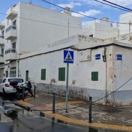 Caida de cables de Endesa por la fuerza del viento en calles de Arrecife