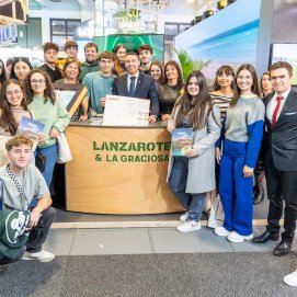Autoridades y estudiantes de la Escuela Universitaria de Turismo de Lanzarote.