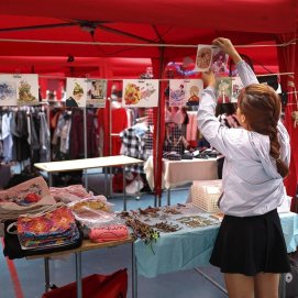 una trabajadora del comercio ultimando su puesto de artesanía. Paro.