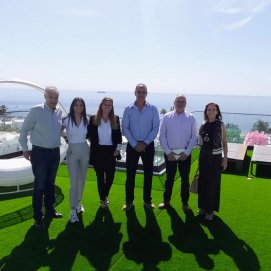 José Juan Cruz y Susana Pérez con la directora del hotel y otros responsables.