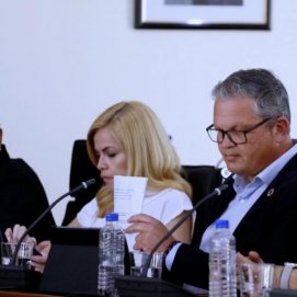 Alfredo Mendoza y los concejales en el Pleno de Arrecife