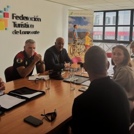 Momento de la reunión entre miembros de la FTL y la Policía Canaria.