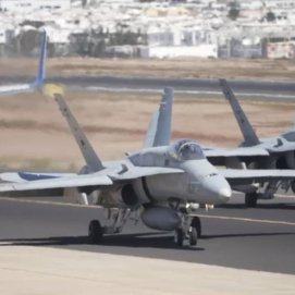 Despegue de dos cazas del ejército en el Aeropuerto de Lanzarote. Foto: Alex Casado