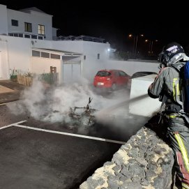 Arden por completo dos ciclomotores en Playa Blanca 