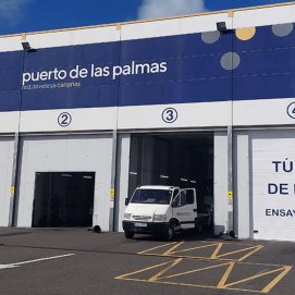 Imagen de la entrada del primer tunel del frío del archipiélago. Transporte.